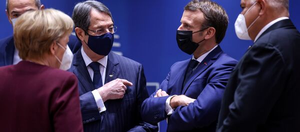 AB liderleri zirvesinde ortadaki Almanya Başbakanı Angela Merkel, Güney Kıbrıs Cumhurbaşkanı Nikos Anastasiadis ve Fransa Cumhurbaşkanı Emmanuel Macron arasındaki tartışma - Sputnik Türkiye
