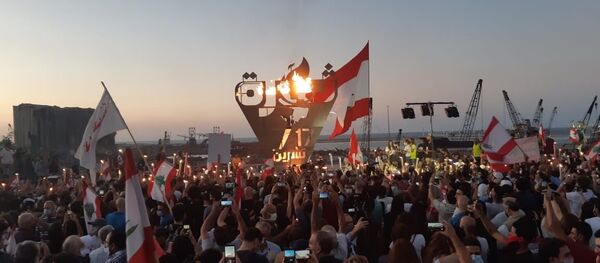 Lübnan’da geçen yıl 17 Ekim’de hükümetin vergi politikalarına karşı başlayan protestoların 1. yıldönümünde halk yeniden sokaklara döküldü. - Sputnik Türkiye