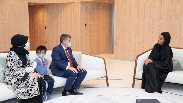 Türkiye'nin Doha Büyükelçisi Mustafa Göksu (sol 3), Katar Eğitim, Bilim ve Toplumsal Kalkınma Kurumu Yönetim Kurulu Başkanı Şeyha Moza bint Nasır (sağda) ile eğitimde iş birliğini görüştü. - Sputnik Türkiye