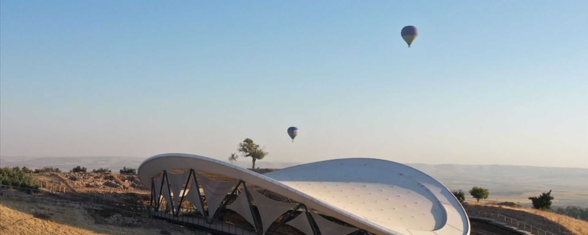Şanlıurfa'da, UNESCO Dünya Mirası Listesi'nde yer alan ve tarihin sıfır noktası olarak nitelendirilen Göbeklitepe'de, sıcak hava balonuyla resmi uçuşlar başladı. - Sputnik Türkiye, 1920, 08.09.2021