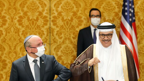 Bahreyn Dışişleri Bakanlığı yetkilisi ile İsrail Ulusal Güvenlik Kurumu Başkanı Meir Şabat diplomatik ilişkilerin tesisine dair ortak bildiri imzalamalarının ardından korona tokalaşması yaptı. - Sputnik Türkiye