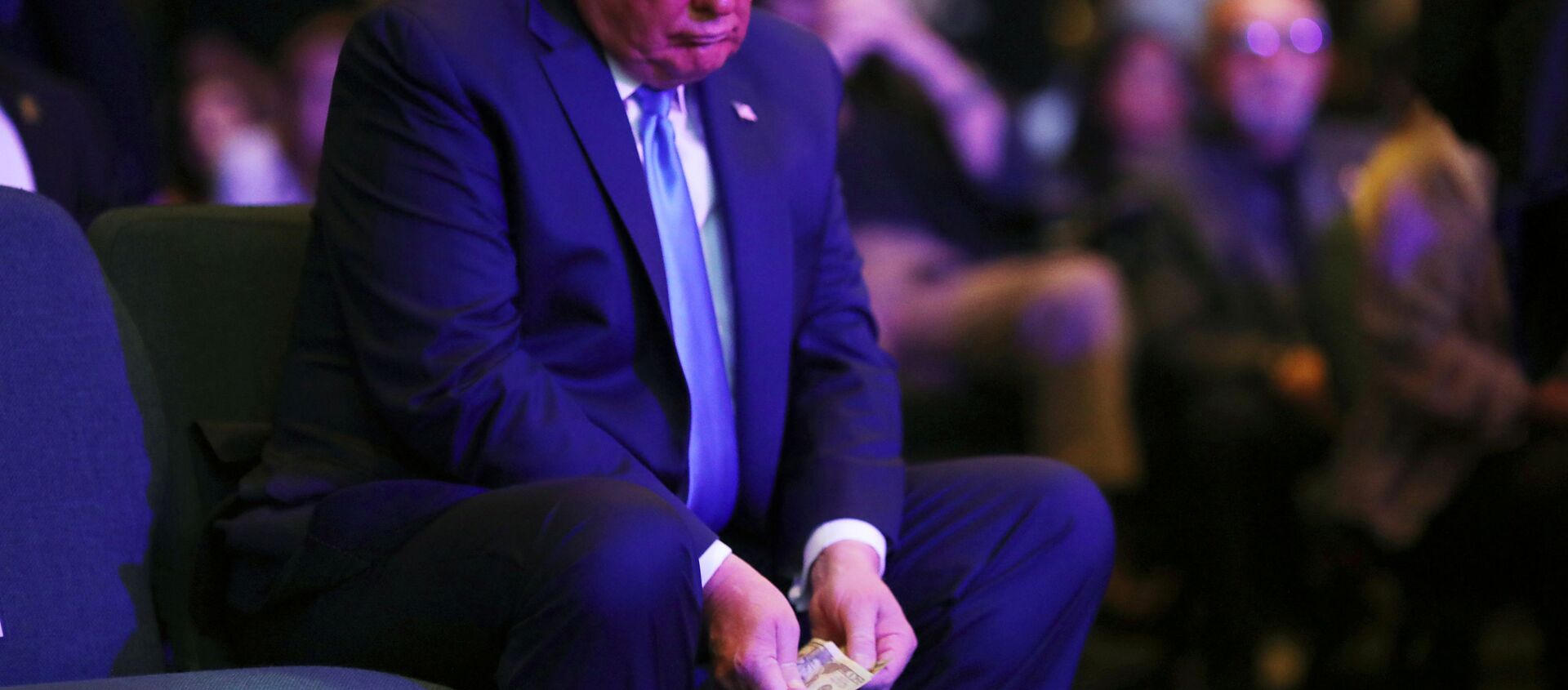 Başkan Donald Trump'ın Uluslararası Las Vegas Kilisesi'ndeki ayin sırasında eliyle 20 dolarlardan oluşan para destesini sayıp bağış kovasına attığı anlar kameralara yansıdı. - Sputnik Türkiye, 1920, 06.04.2021