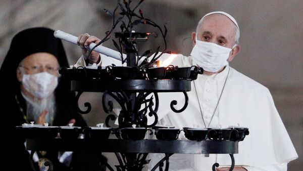 Katoliklerin ruhani lideri Papa Francis, halka açık dini bir törende ilk kez maske ile görüntülendi. - Sputnik Türkiye