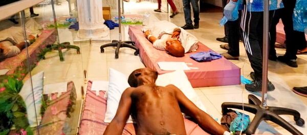 Nijerya'nın Lagos Eyaleti Valisi Babajide Sanwo-Olu,  20 Ekim 2020'de askerlerin protestoculara ateş açması sonrası hastaneye kaldıranları ziyaret ederken... - Sputnik Türkiye