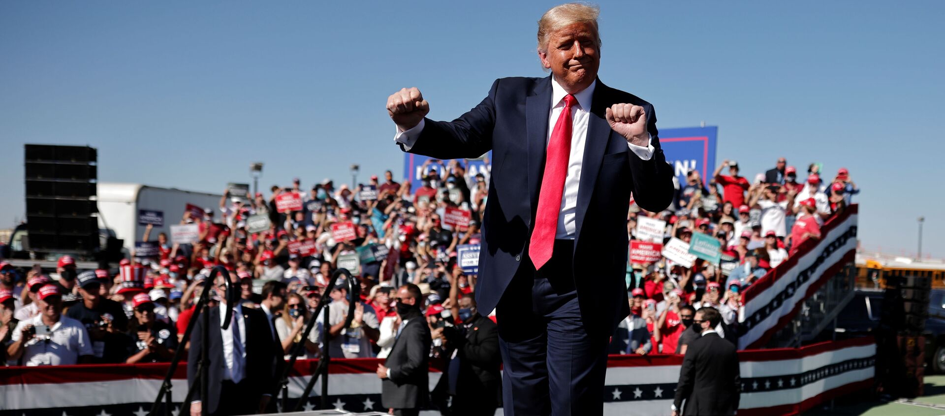 U.S. President Donald Trump gestures as he attends a campaign rally at Prescott Regional Airport, in Arizona, U.S., October 19, 2020. REUTERS/Carlos Barria - Sputnik Türkiye, 1920, 23.10.2020