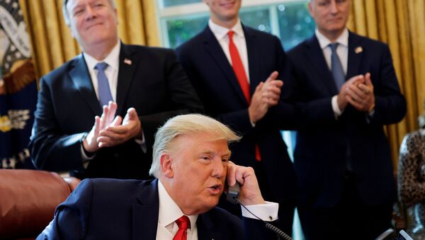 Arka planda Mike Pompeo, Jared Kushner, Robert O'Brien'ın alkışladığı Donald Trump, basın toplantısında İsrail ve Sudan liderleriyle telefonda konuşarak şov yaptı. - Sputnik Türkiye