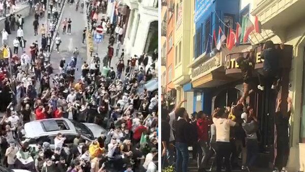 İstanbul'daki Suriyeliler'den oluşan kalabalık bir grup, Fatih İskenderpaşa Mahallesi, Ahmediye Caddesi'nde öğle saatlerinde toplanarak bir süre Fransa aleyhine slogan attı. - Sputnik Türkiye