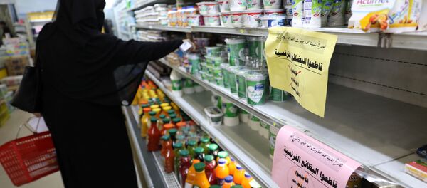 Yemen'in başkenti Sanaa'da Fransız mallarını boykot yazılarının asıldığı bir süpermarkette alışveriş yapan kadın  - Sputnik Türkiye