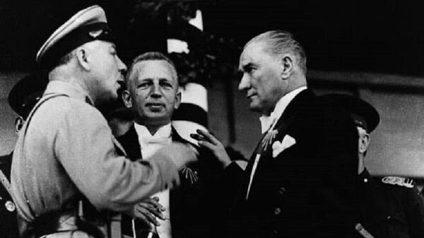 Mustafa Kemal Atatürk ve SSCB Savunma Halk Komiseri, mareşal Kliment Voroşilov Türkiye Cumhuriyeti’nin 10. yılı töreninde - Sputnik Türkiye