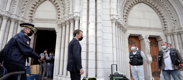 Macron Nice kentinde saldırının düzenlendiği yere gitti - Sputnik Türkiye