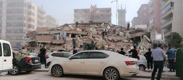 İzmir'de meydana gelen deprem sonrası bazı binalar yıkıldı. - Sputnik Türkiye