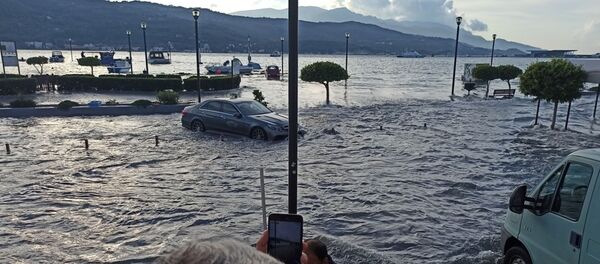 Ege Denizi'ndeki depremin merkez üssü konumundaki Yunanistan'ın Sisam Adası sarsıntının ardından tsunamiyle karşılaştı. - Sputnik Türkiye