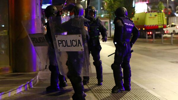 koronavirüs önlemleri karşıtı protesto, polis, Madrid, İspanya - Sputnik Türkiye