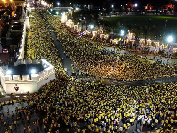 Tayland'da Kral Vajiralongkorn'a destek gösterisi - Sputnik Türkiye