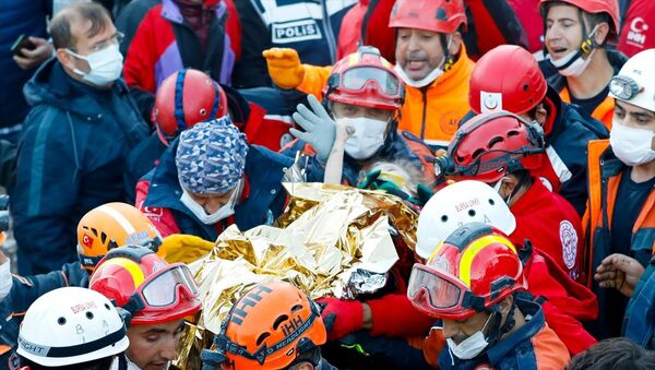 İzmir'de 65 saat sonra enkaz altından kurtarılan 3 yaşındaki Elif - Sputnik Türkiye