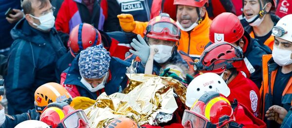 İzmir'de 65 saat sonra enkaz altından kurtarılan 3 yaşındaki Elif - Sputnik Türkiye