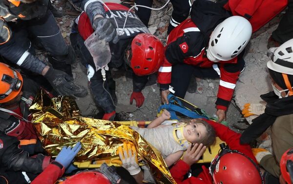 İzmir'de meydana gelen 6.6 büyüklüğündeki depremin üzerinden geçen 91 saatin ardından Rıza Bey Apartmanı enkazından 3 yaşındaki Ayda Gezgin sağ olarak kurtarıldı. - Sputnik Türkiye