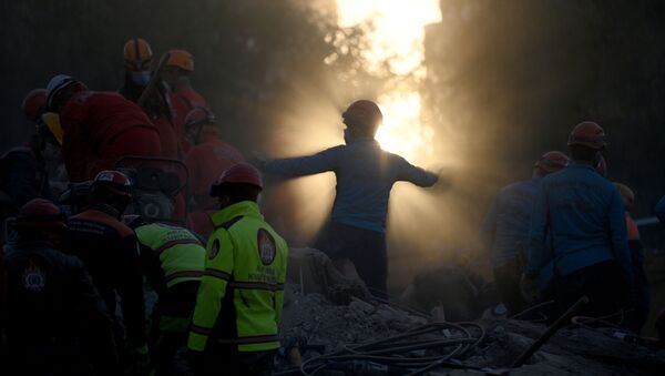 Поиск жертв обрушения дома после землетрясения в Измире - Sputnik Türkiye