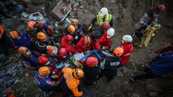  Helim Sarı, İzmir'deki depremde yıkılan Yılmaz Erbek Apartmanı enkazından 26 saat sonra yaralı olarak çıkarıldı. - Sputnik Türkiye