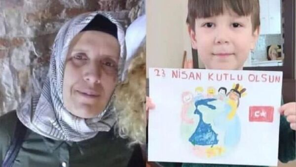 6 yaşındaki Mahmut Baran Karael ve anneannesi Belgin Özcan - Sputnik Türkiye