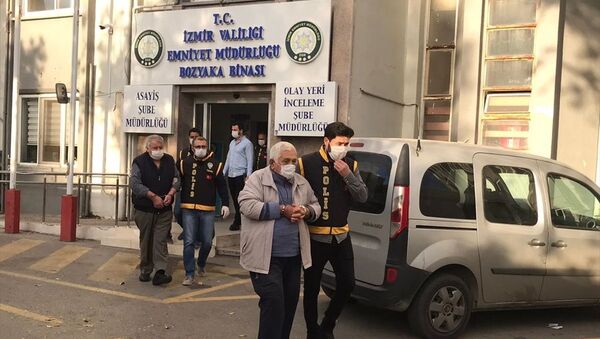 İzmir'deki depremde yıkılan binalarla ilgili gözaltına alınan müteahhitler - Sputnik Türkiye