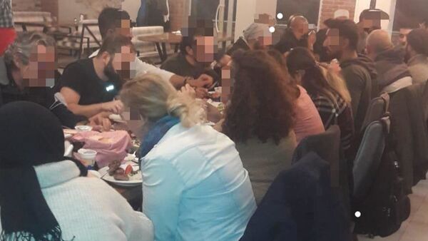 Sosyal mesafenin ihlal edildiği toplu yemeğe 63 bin lira ceza - Sputnik Türkiye