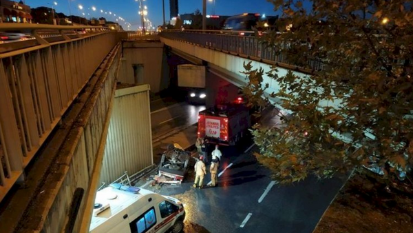Avcılar'da otomobil köprüden düştü - Sputnik Türkiye