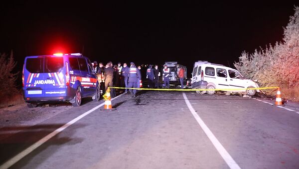 Ambulansı sollamaya çalışan otomobil karşı yönden gelen kamyonetle çarpıştı: 4 ölü, 3 yaralı - Sputnik Türkiye