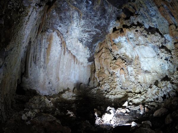 İnşaat kazısı sırasında sarkıt ve dikitli yer altı mağarası bulundu - Sputnik Türkiye