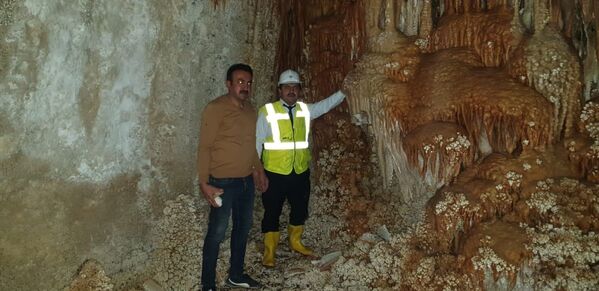 İnşaat kazısı sırasında sarkıt ve dikitli yer altı mağarası bulundu - Sputnik Türkiye
