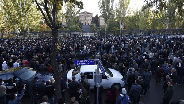 Erivan’da protestocular parlamento binasına doğru yöneldi - Sputnik Türkiye