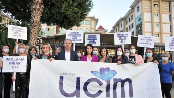 Antalya'da 26 öğrencisine cinsel istismarda bulunan öğretmen Mahmut Aydın Köksar 621 yıl hapis cezası aldı - Sputnik Türkiye