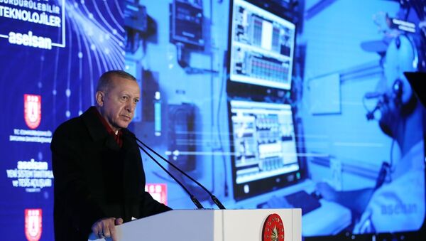 Türkiye Cumhurbaşkanı Recep Tayyip Erdoğan, Aselsan'ın Gölbaşı'ndaki yerleşkesinde, Aselsan Yeni Sistem Tanıtımları ve Tesis Açılışları programına katılarak bir konuşma yaptı. - Sputnik Türkiye