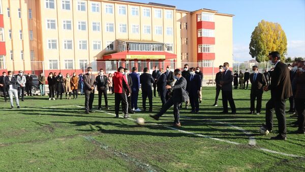 Öğretmenler stadın atıl halılarından öğrenciler için yeni halı saha yaptı - Sputnik Türkiye