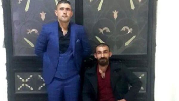Otomobilde arkadaşıyla oturan genç kızı döverek cinsel saldırıda bulundular   - Sputnik Türkiye