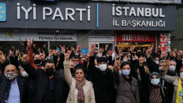 İYİ Parti üyesi bir grup eylem yaparak İstanbul İl Başkanı'nın istifasını istedi - Sputnik Türkiye