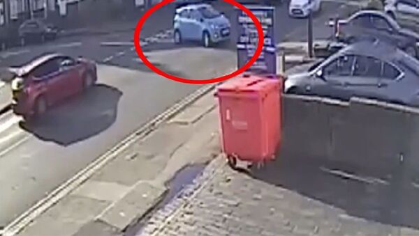 İngiltere’de 70 yaşındaki bir sürücü, bir dakikada 6 kez kaza yaptı. Dönüş yaptığı sırada çöp kutusuna çarpan sürücü, aracın kontrolünü kaybederek trafikteki ve park halindeki araçlara, son olarak da duvara çarptı. - Sputnik Türkiye