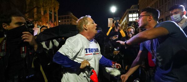 ABD Başkanı Donald Trump'a destek gösterisinin ardından akşam saatlerinde Washington sokaklarında zıt görüşlü gruplar arasında arbede yaşandı. - Sputnik Türkiye