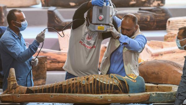 Mısır'ın  en eski antik başkenti Memphis'in Sakkara nekropolünde bulunan 2500 yıldan daha eski 100'den fazla lahitten çıkan mumyayı röntgen cihazıyla inceleyen arkeologlar - Sputnik Türkiye
