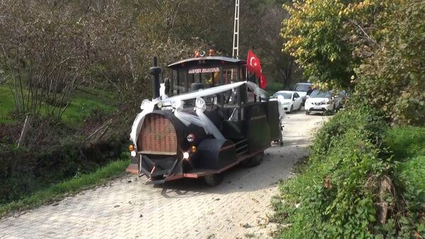 Kara tren görünümlü traktör gelin aracı oldu - Sputnik Türkiye