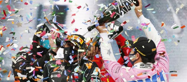 Mercedes-Hamilton iş birliği F1 rekorlarını altüst etti Mercedes-Hamilton iş birliği F1 rekorlarını altüst etti - Sputnik Türkiye