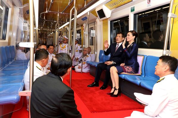 Tayland’ın başkenti Bangkok’ta Kral Vajiralongkorn ile Kraliçe Suthida, Metropolitan Rapid Transit (MRT) Blue Line'ın (Mavi Hat) yeni uzantısının açılışına katıldı. - Sputnik Türkiye