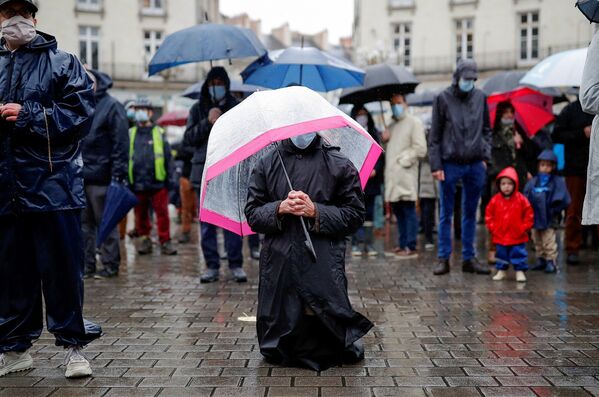 Cumartesi günü ise 250 kişilik bir grup Rennes katedralinin önünde toplanıp dua etti. Benzer protestolar, kuzeydoğu kenti Strasbourg ve batı kenti Nantes'te de düzenlendi. Çoğu protestocunun maske takması dikkat çekti. - Sputnik Türkiye
