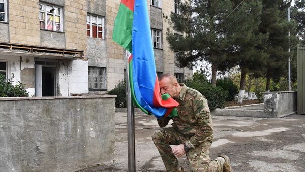 Azerbaycan Cumhurbaşkanı İlham Aliyev, eşi Mihriban Aliyeva ile beraber işgalden kurtarılan Fuzuli ve Cebrail şehirlerini ziyaret etti. - Sputnik Türkiye