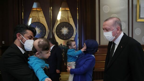 Cumhurbaşkanı Erdoğan, Dr. Owase Jeelani ameliyatla ayırdığı siyam ikizleri Derman ve Yiğit'i Külliye'de ağırladı - Sputnik Türkiye