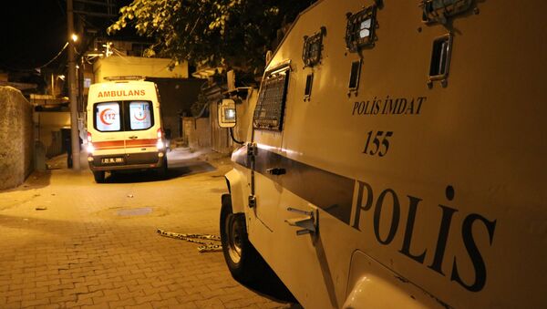 Diyarbakır'ın Yenişehir ilçesinde iki aile arasında çıkan ve 100’den fazla merminin sıkıldığı kavgada 1’i ağır 2 kişi yaralandı. - Sputnik Türkiye