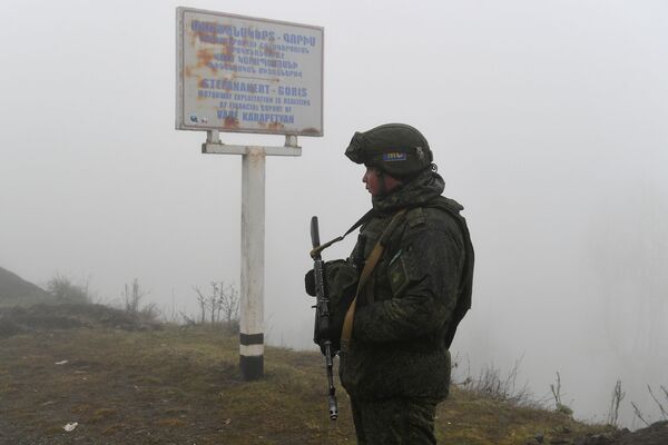 Dağlık Karabağ'ın Laçin koridorundaki Rus barış güçleri - Sputnik Türkiye