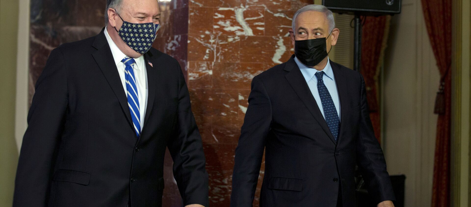 Mike Pompeo ile Benyamin Netanyahu ortak basın toplantısından çıkarken, 19 Kasım 2020, Kudüs, İsrail - Sputnik Türkiye, 1920, 19.11.2020