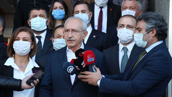 CHP Genel Başkanı Kemal Kılıçdaroğlu, çeşitli ziyaretler için geldiği Karabük'ün Safranbolu ilçesinde Belediye Başkanı Elif Köse'yi ziyaretinin ardında basın mensuplarının sorularını cevapladı. - Sputnik Türkiye