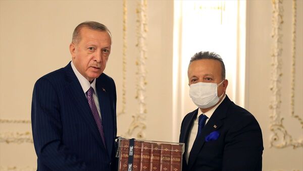 Cumhurbaşkanı Recep Tayyip Erdoğan, Türkiye İhracatçılar Meclisi heyetini kabul etti. Cumhurbaşkanı Erdoğan'a TİM Başkanı İsmail Gülle, hediye takdim etti. - Sputnik Türkiye